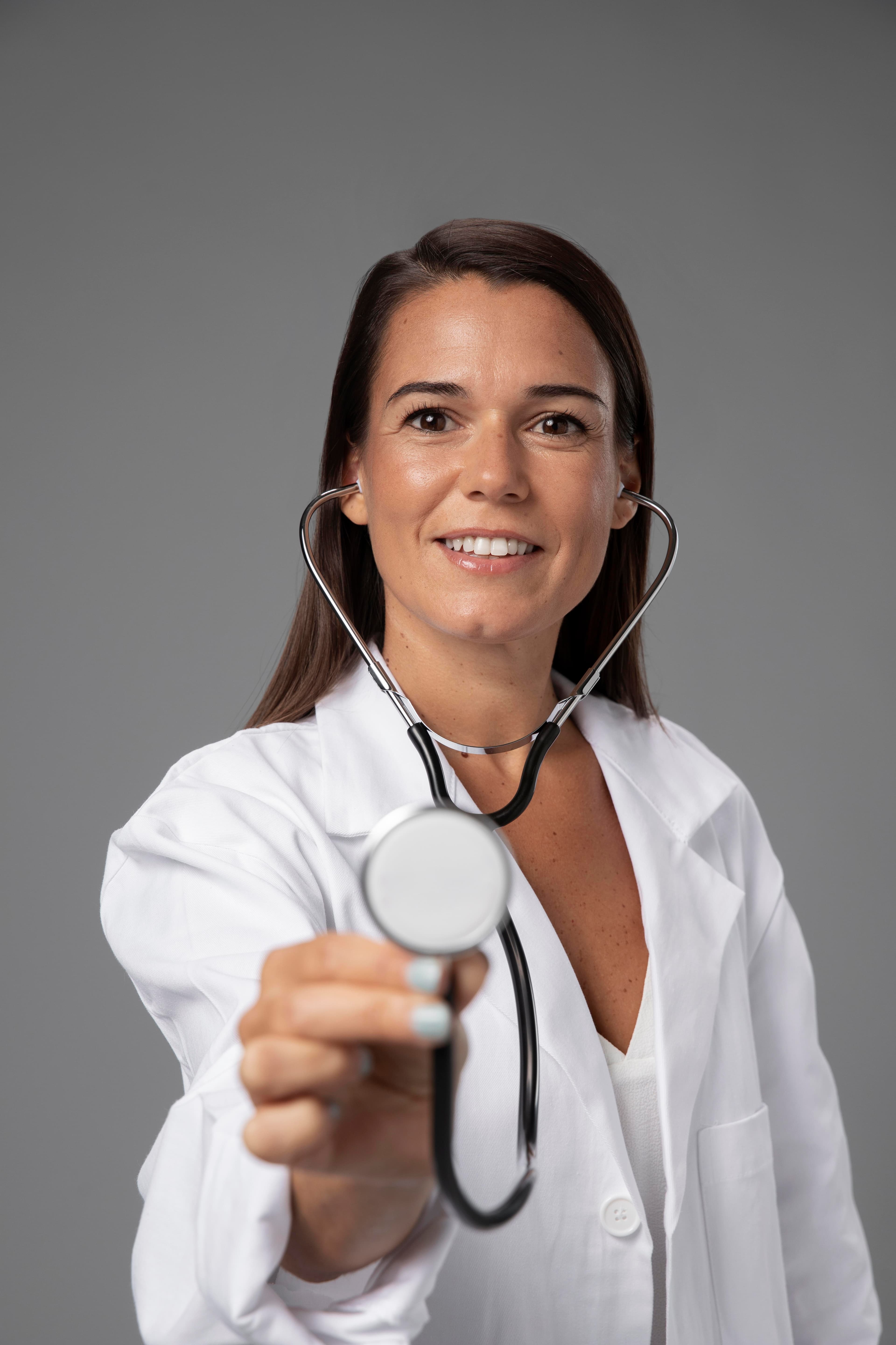 Profesional de la salud en consulta moderna